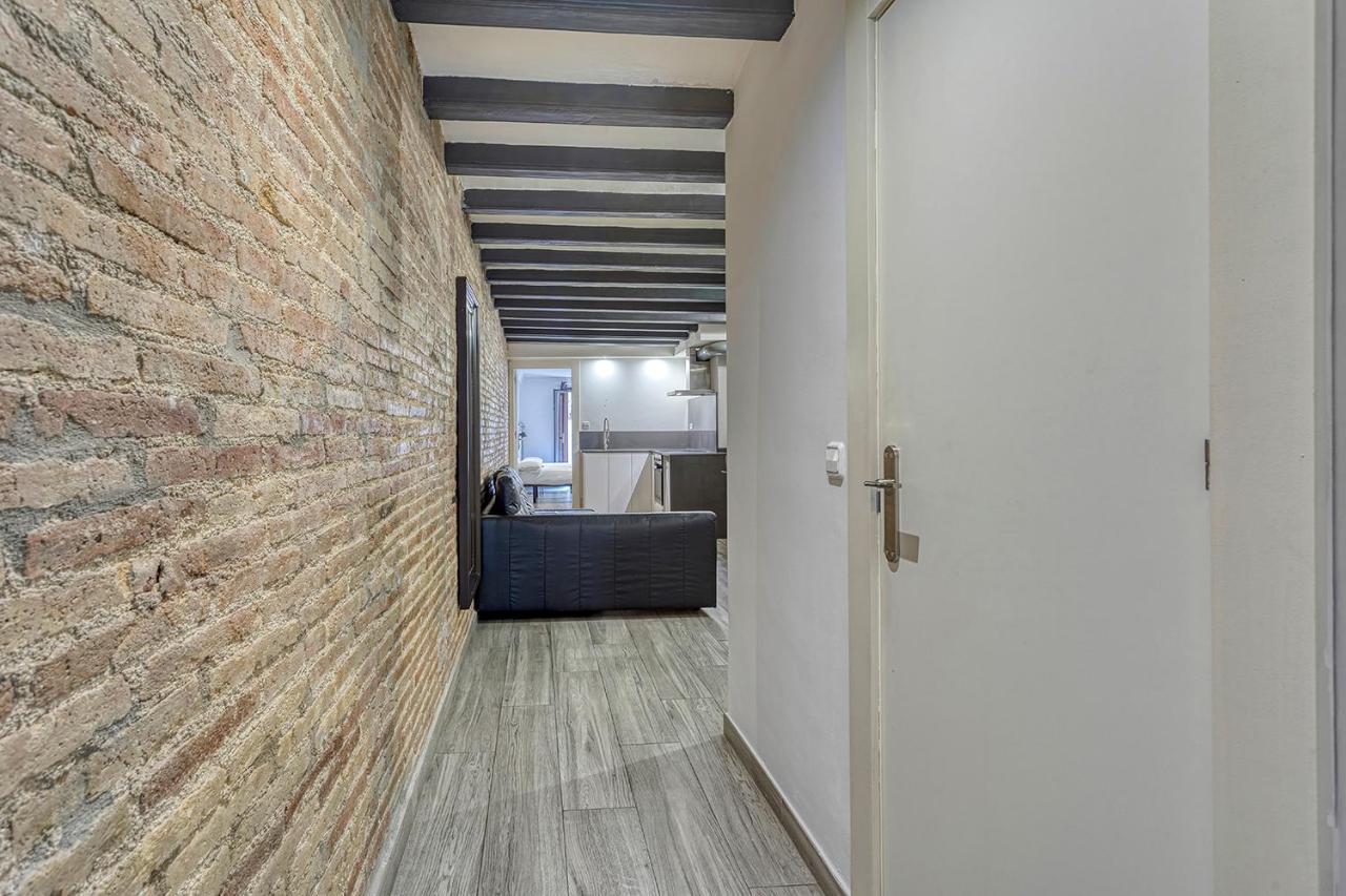 Hostal Bedmates Barcelona Exterior photo
